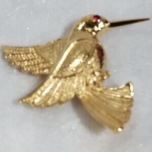Humming bird brooch with red stone eyes gold tone 1.1428